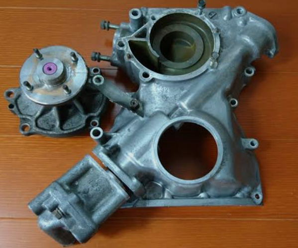 エンジンフロントカバー