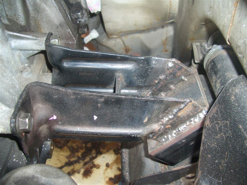 エンジンマウントブラケット