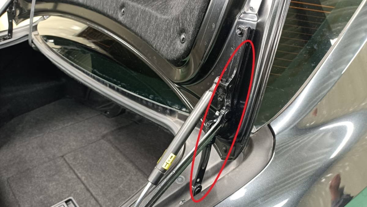 トランクリッドヒンジ